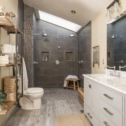 Использование скошенного потолка в стиле лофт