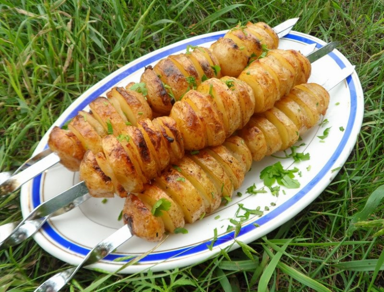 5 самых вкусных способов приготовления картошки на костре