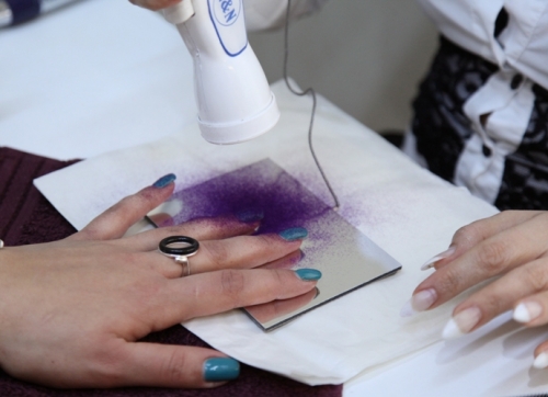 Бархатный маникюр: особенности выполнения, необходимые материалы и инструменты