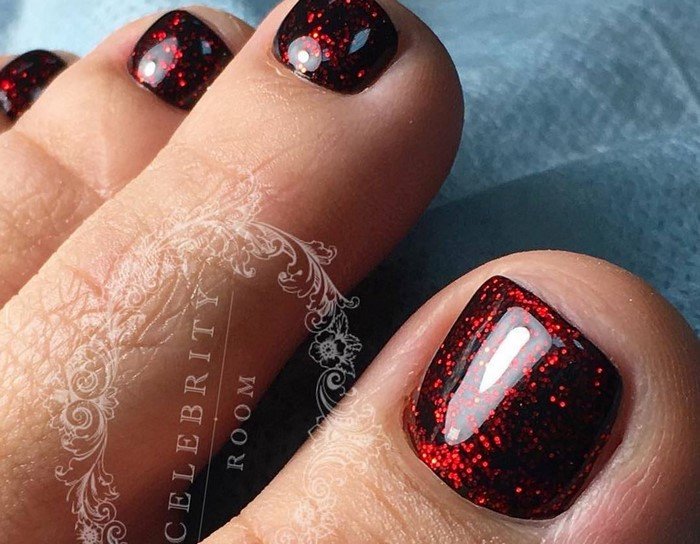 Бордовый маникюр — идеи дизайна с фото, на короткие ногти в том числе, с блестками, рисунком, со стразами и другие варианты