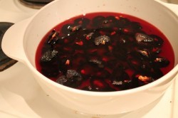 Чернослив в вине с грецкими орехами – простой рецепт десерта