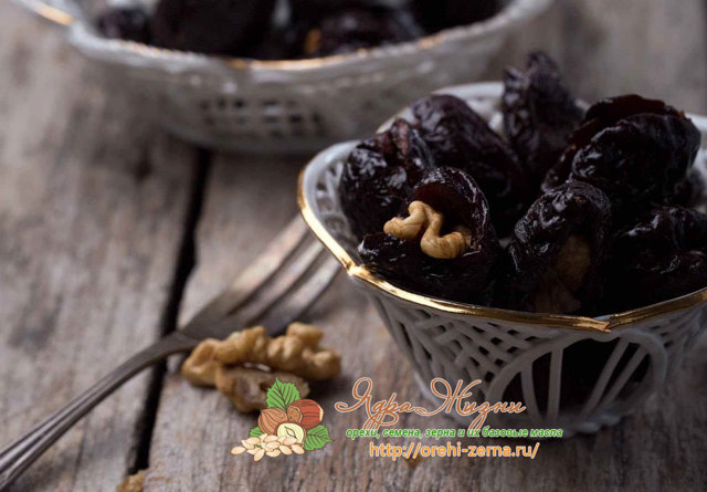 Чернослив в вине с грецкими орехами – простой рецепт десерта
