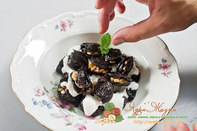 Чернослив в вине с грецкими орехами – простой рецепт десерта