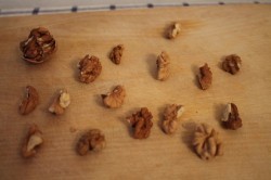 Чернослив в вине с грецкими орехами – простой рецепт десерта