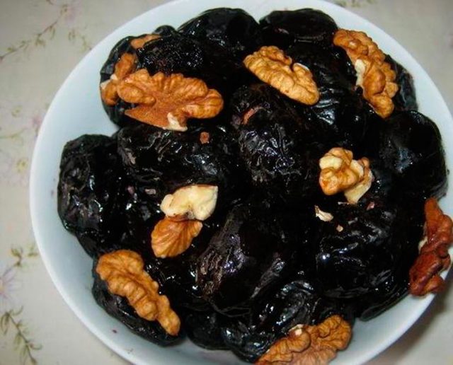 Чернослив в вине с грецкими орехами – простой рецепт десерта
