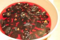 Чернослив в вине с грецкими орехами – простой рецепт десерта