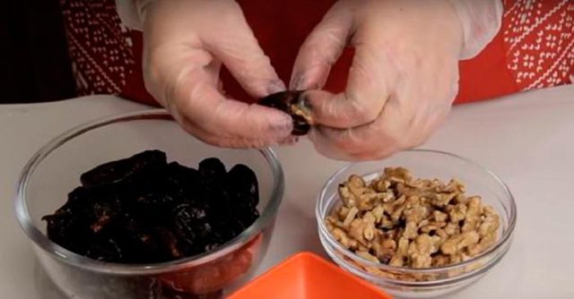Чернослив в вине с грецкими орехами – простой рецепт десерта