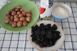 Чернослив в вине с грецкими орехами – простой рецепт десерта