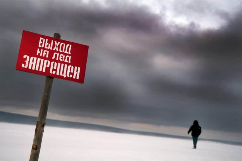 Что делать, если провалился под лед: инструкция по выживанию