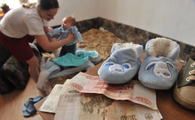 Ежемесячные выплаты при усыновлении третьего ребенка до 3 лет в 2019 году