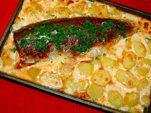 Форель, запеченная в духовке с картошкой