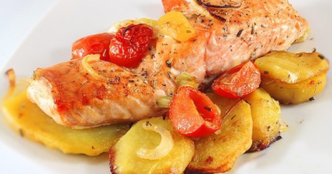 Форель, запеченная в духовке с картошкой