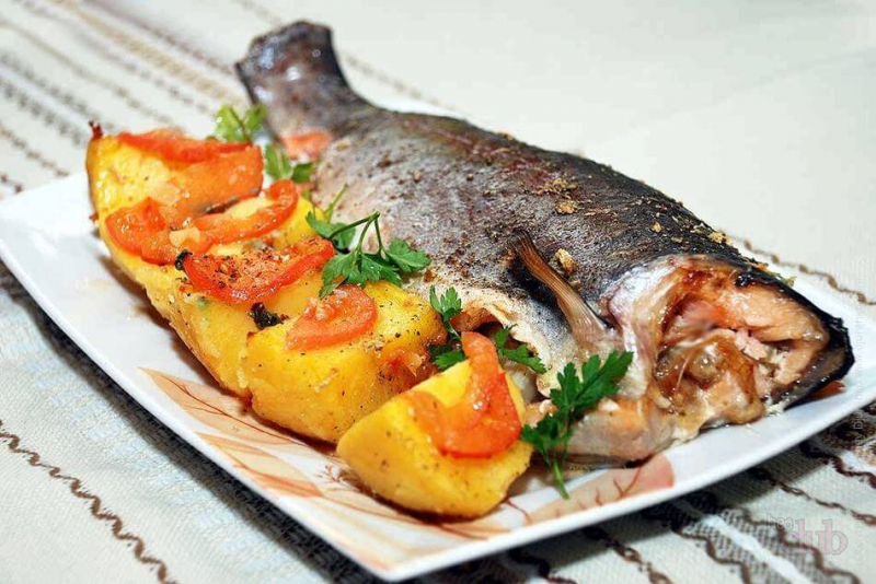 Форель, запеченная в духовке с картошкой