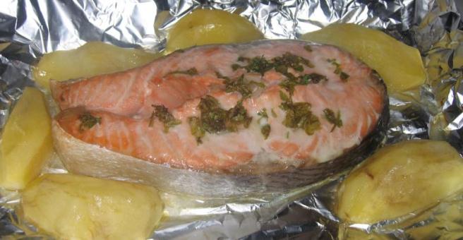 Форель, запеченная в духовке с картошкой