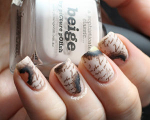 Газетный маникюр на ногтях