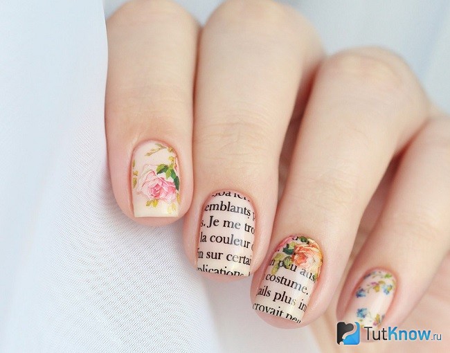 Газетный маникюр на ногтях