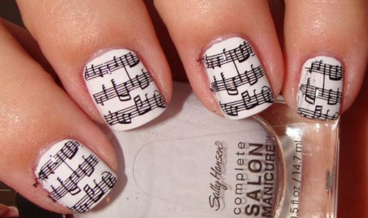 Газетный маникюр на ногтях