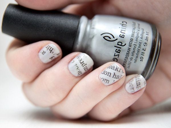 Газетный маникюр на ногтях