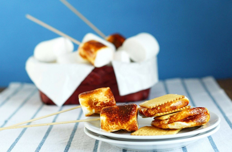Идеальный десерт для пикника: зефир, поджаренный на костре