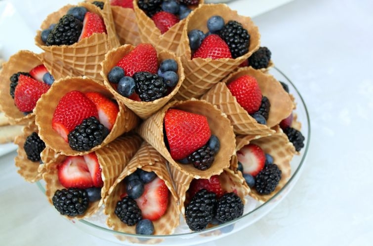 Идеальный десерт для пикника: зефир, поджаренный на костре