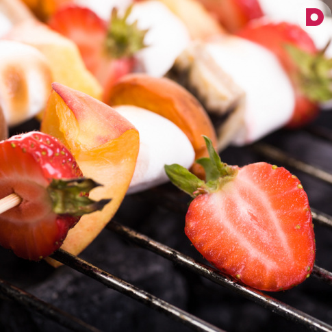 Идеальный десерт для пикника: зефир, поджаренный на костре