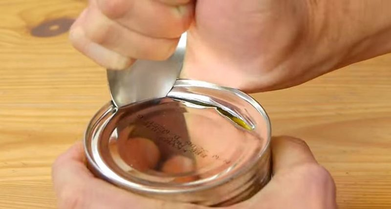 Как открыть консервную банку ножом и руками?