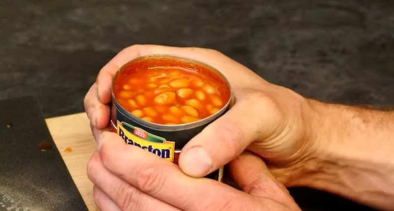 Как открыть консервную банку ножом и руками?