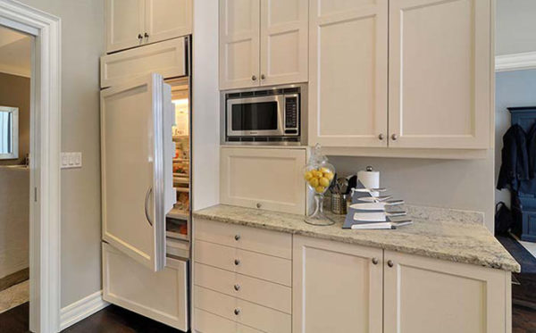 Как встроить холодильник в шкаф на кухне?