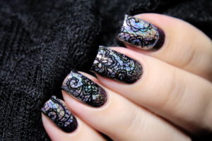 Маникюр с кружевом