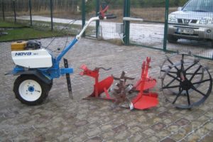 Навесное оборудование для мотоблока нева: картофелекопалка к нему, роторная косилка, дисковый окучник, видео, фото