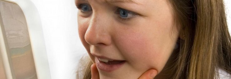 Отвечают врачи – причины и факторы появления прыщей перед месячными