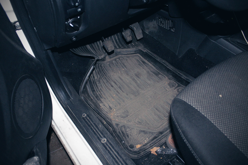 Плюсы и минусы использования резиновых ковриков в автомобиле