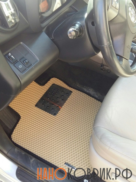 Плюсы и минусы использования резиновых ковриков в автомобиле