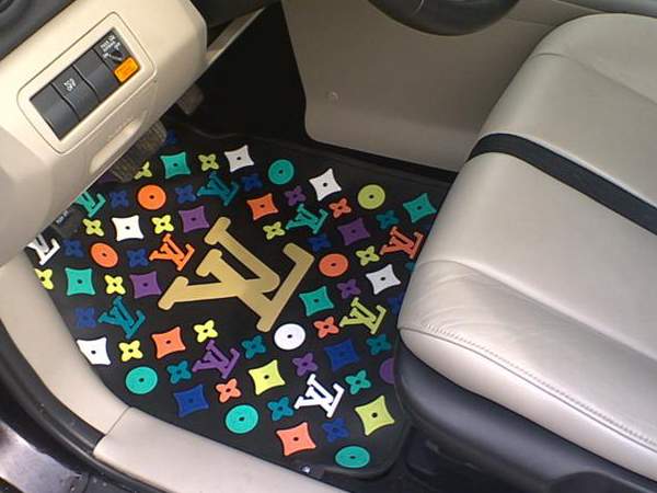 Плюсы и минусы использования резиновых ковриков в автомобиле