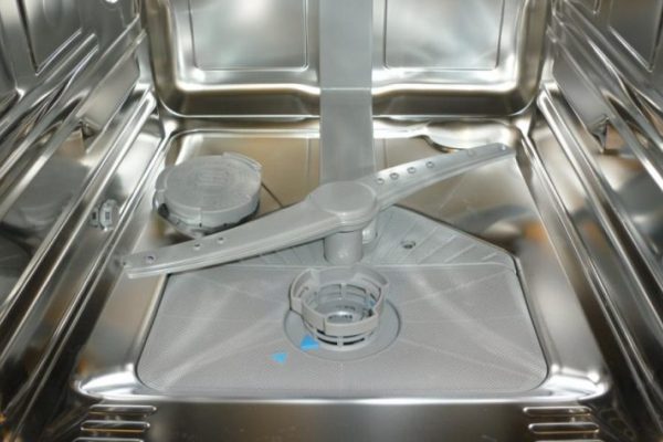 Почему на дне посудомоечной машины остается пена: причины и решение проблемы