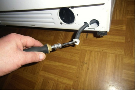 Почему стиральная машина гудит при сливе воды: как убрать шум?