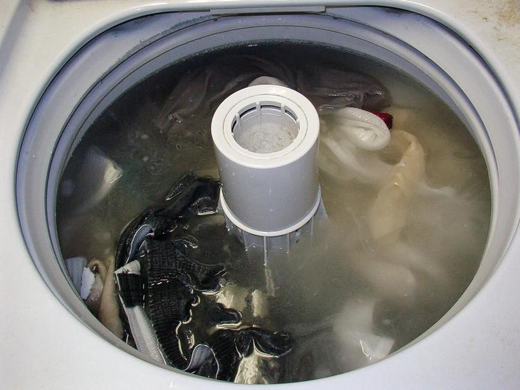 Почему в барабане стиральной машины появляется вода?