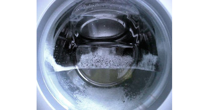 Почему в барабане стиральной машины появляется вода?