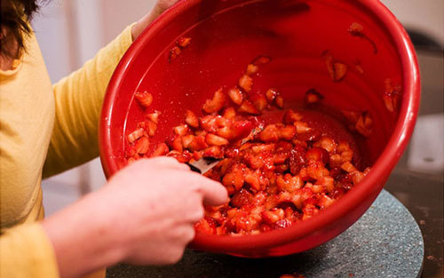 Пошаговая технология приготовления простого домашнего вина из клубники