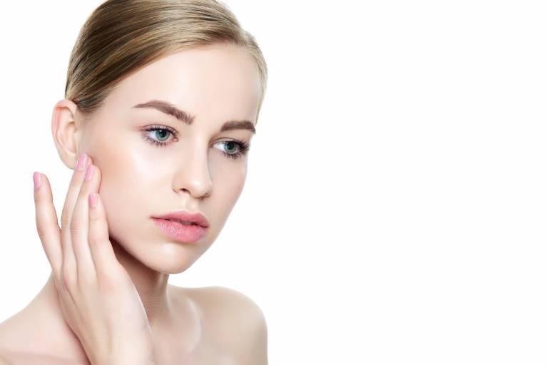 Причины, провоцирующие появление прыщей на скулах