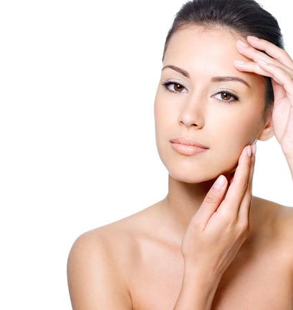 Причины, провоцирующие появление прыщей на скулах