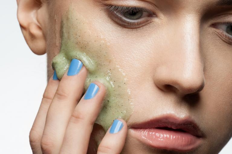 Причины, провоцирующие появление прыщей на скулах