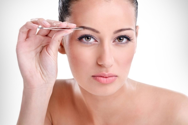 Причины прыщей между бровями, в зависимости от вида