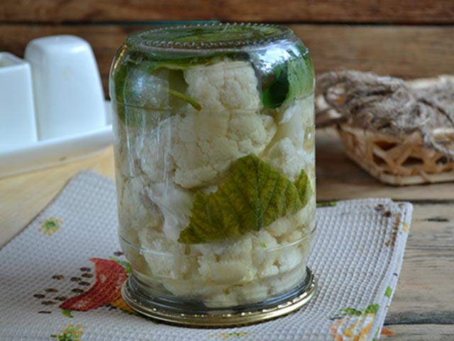 Рецепты засолки капусты на зиму в банках: ранней, цветной, со свеклой в домашних условиях, фото, видео