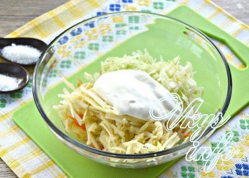 Салат из свежей капусты и свежей моркови: рецепты с яблоком, перцем, огурцом, с уксусом, майонезом, сметаной, пищевая ценность, противопоказания