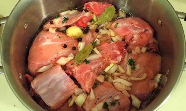 Тушеный кролик в вине (красном и белом) – несколько рецептов приготовления необычного блюда