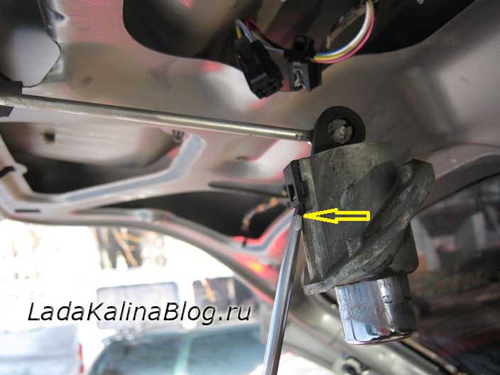 Установка замка багажника калины
