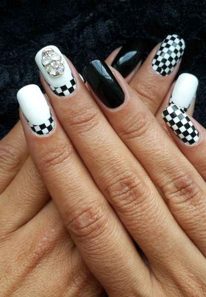 Видео: маникюр с помощью скотча, разнообразные рисунки и фигуры